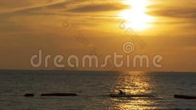 海面上的日落和一个人在排水器上钓鱼的轮廓。 泰国芭堤雅